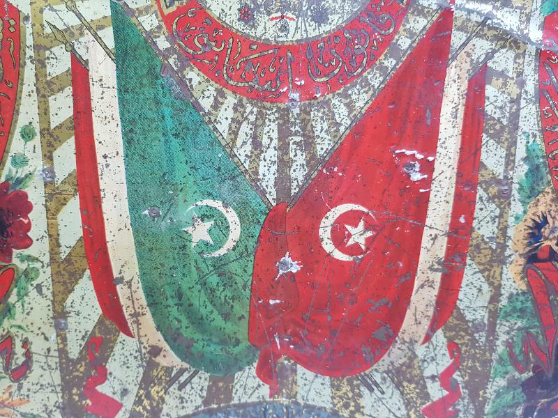 OSMANLI DEVLET ARMASI VE BAYRAK RESİMLİ OSMANLICA KANUNU ESASİ YADİGARI YAZILI ÇOK NADİR SANDIK ÖNÜ SÜSÜ