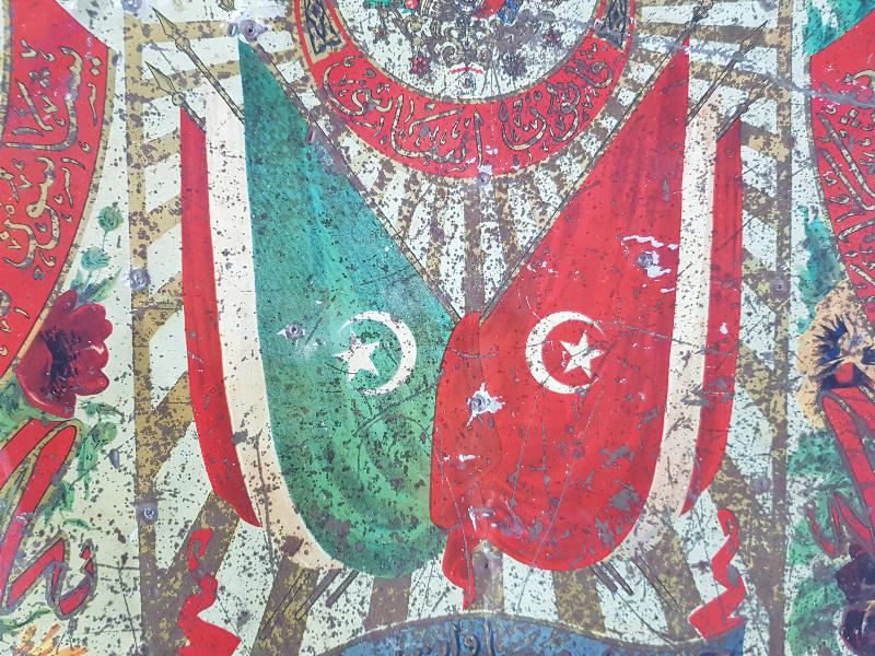 OSMANLI DEVLET ARMASI VE BAYRAK RESİMLİ OSMANLICA KANUNU ESASİ YADİGARI YAZILI ÇOK NADİR SANDIK ÖNÜ SÜSÜ