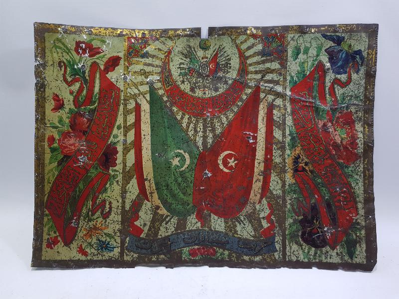 OSMANLI DEVLET ARMASI VE BAYRAK RESİMLİ OSMANLICA KANUNU ESASİ YADİGARI YAZILI ÇOK NADİR SANDIK ÖNÜ SÜSÜ