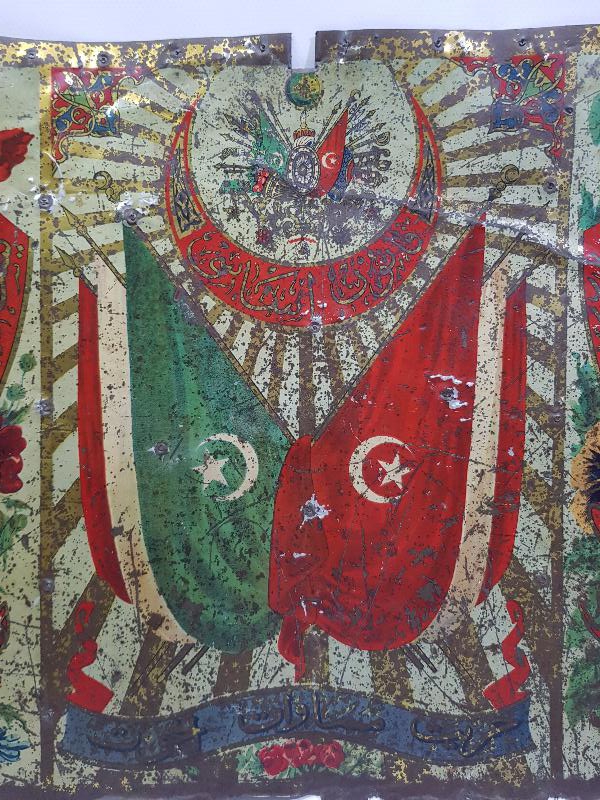 OSMANLI DEVLET ARMASI VE BAYRAK RESİMLİ OSMANLICA KANUNU ESASİ YADİGARI YAZILI ÇOK NADİR SANDIK ÖNÜ SÜSÜ