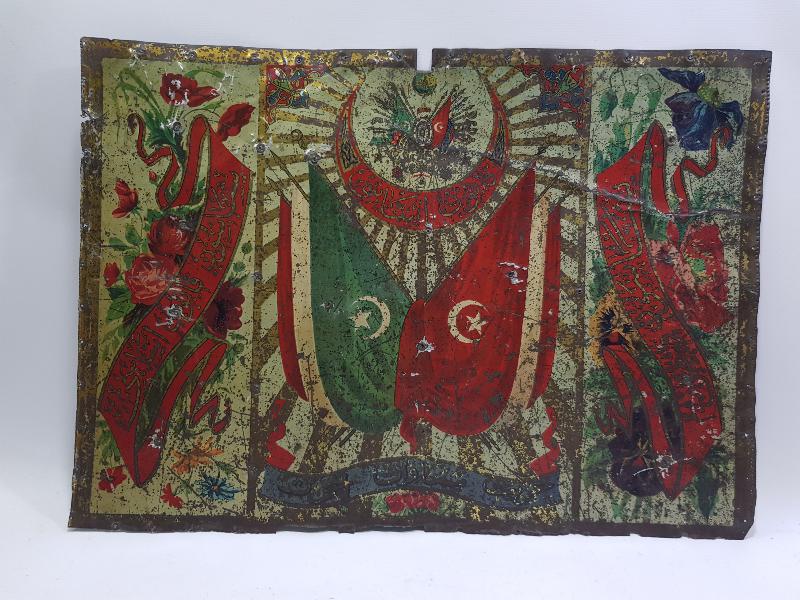 OSMANLI DEVLET ARMASI VE BAYRAK RESİMLİ OSMANLICA KANUNU ESASİ YADİGARI YAZILI ÇOK NADİR SANDIK ÖNÜ SÜSÜ