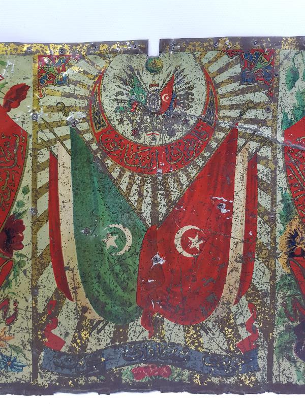 OSMANLI DEVLET ARMASI VE BAYRAK RESİMLİ OSMANLICA KANUNU ESASİ YADİGARI YAZILI ÇOK NADİR SANDIK ÖNÜ SÜSÜ