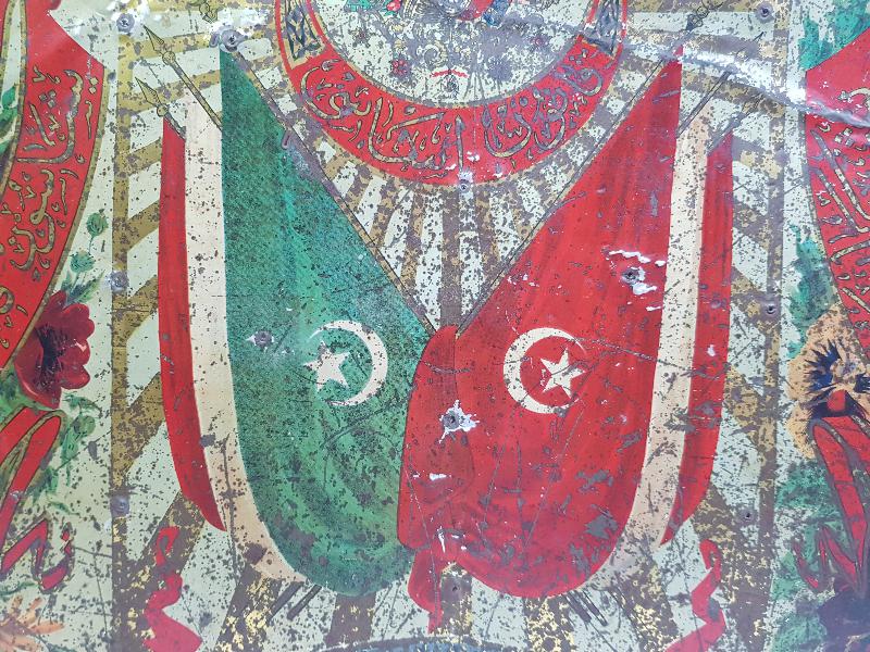 OSMANLI DEVLET ARMASI VE BAYRAK RESİMLİ OSMANLICA KANUNU ESASİ YADİGARI YAZILI ÇOK NADİR SANDIK ÖNÜ SÜSÜ