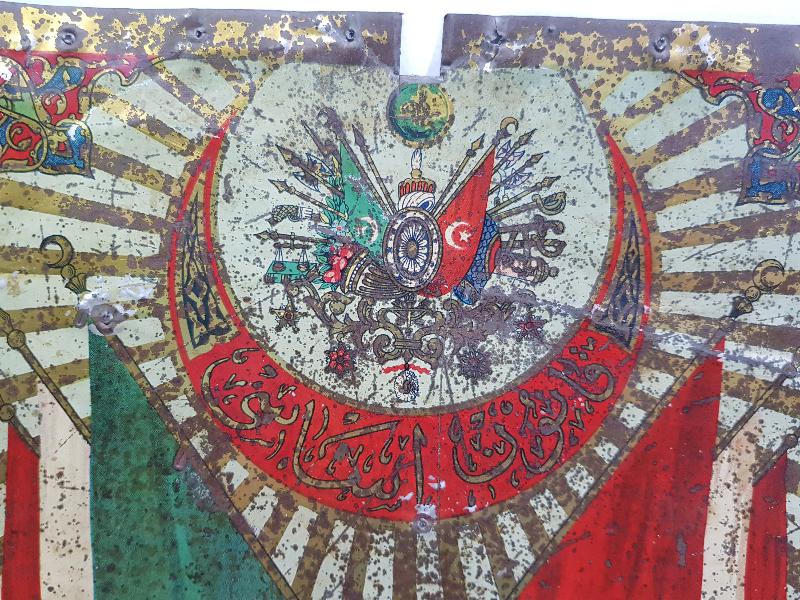 OSMANLI DEVLET ARMASI VE BAYRAK RESİMLİ OSMANLICA KANUNU ESASİ YADİGARI YAZILI ÇOK NADİR SANDIK ÖNÜ SÜSÜ