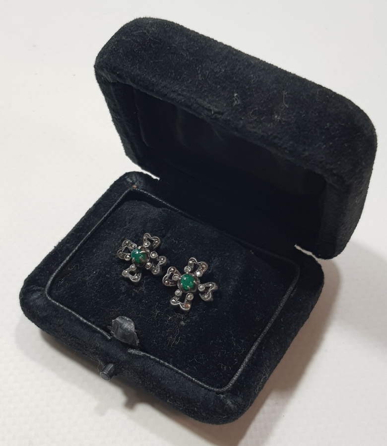 OSMANLI DÖNEMİ ÜZERİ TAŞLARLA SÜSLÜ HAÇ FORMLU GÜMÜŞ KÜPE