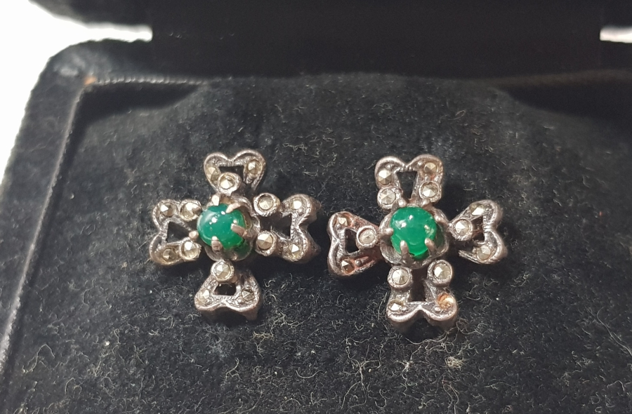 OSMANLI DÖNEMİ ÜZERİ TAŞLARLA SÜSLÜ HAÇ FORMLU GÜMÜŞ KÜPE