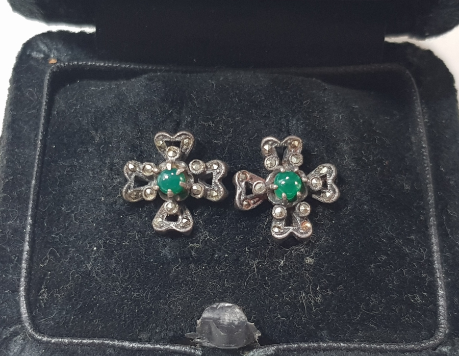 OSMANLI DÖNEMİ ÜZERİ TAŞLARLA SÜSLÜ HAÇ FORMLU GÜMÜŞ KÜPE