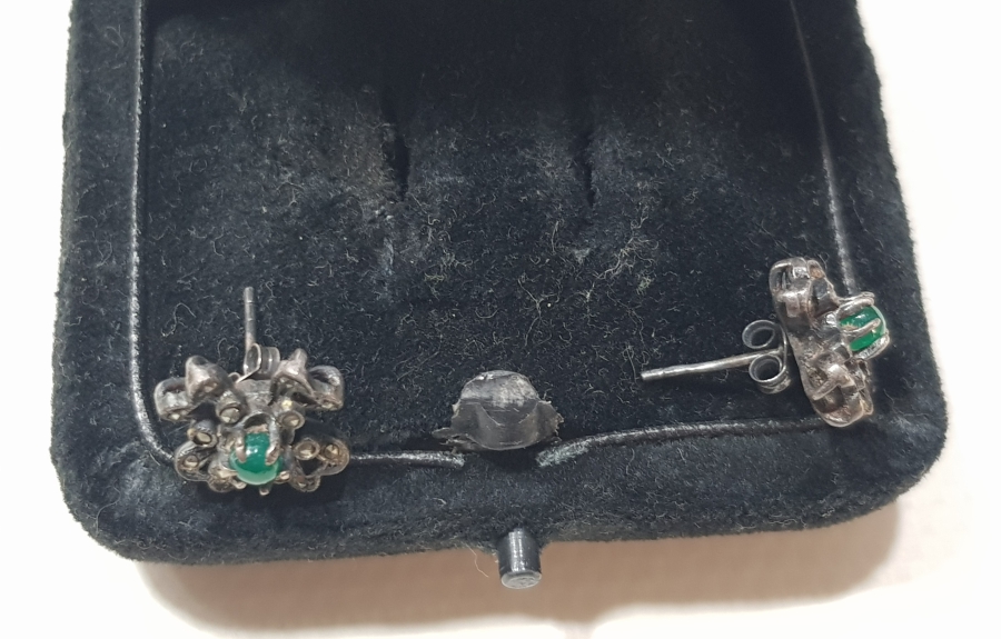 OSMANLI DÖNEMİ ÜZERİ TAŞLARLA SÜSLÜ HAÇ FORMLU GÜMÜŞ KÜPE