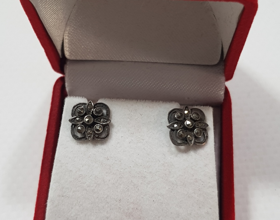 OSMANLI DÖNEMİ ÜZERİ MARKAZİT TAŞLARLA SÜSLÜ HAÇ FORMLU GÜMÜŞ KÜPE