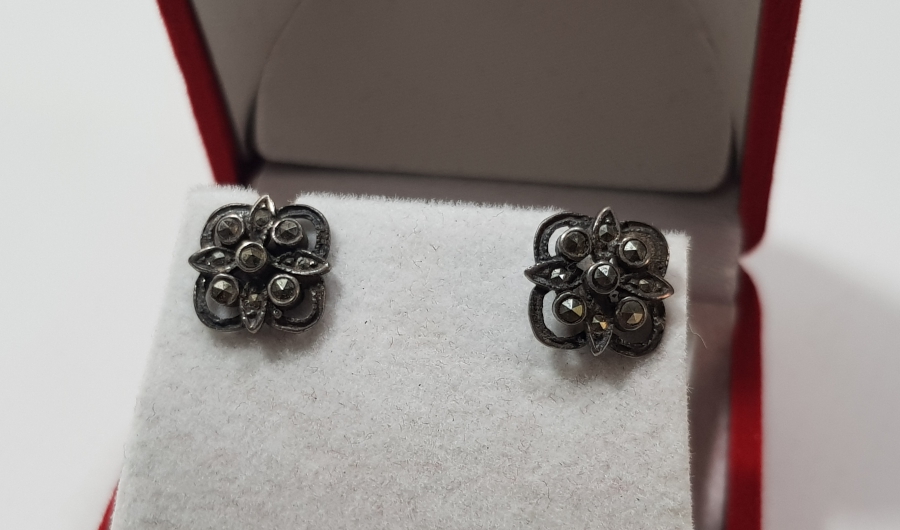 OSMANLI DÖNEMİ ÜZERİ MARKAZİT TAŞLARLA SÜSLÜ HAÇ FORMLU GÜMÜŞ KÜPE