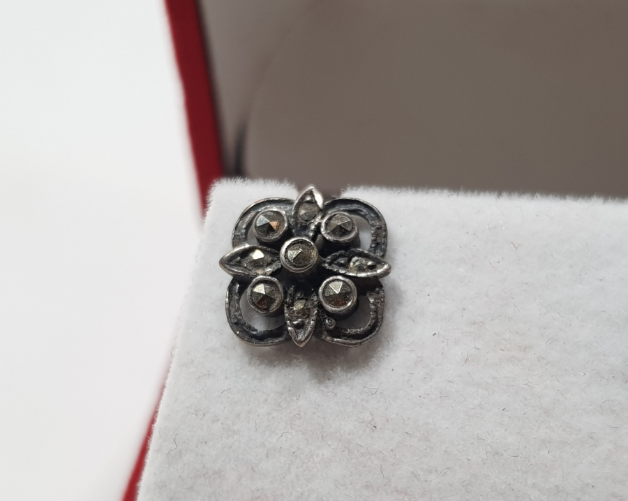 OSMANLI DÖNEMİ ÜZERİ MARKAZİT TAŞLARLA SÜSLÜ HAÇ FORMLU GÜMÜŞ KÜPE