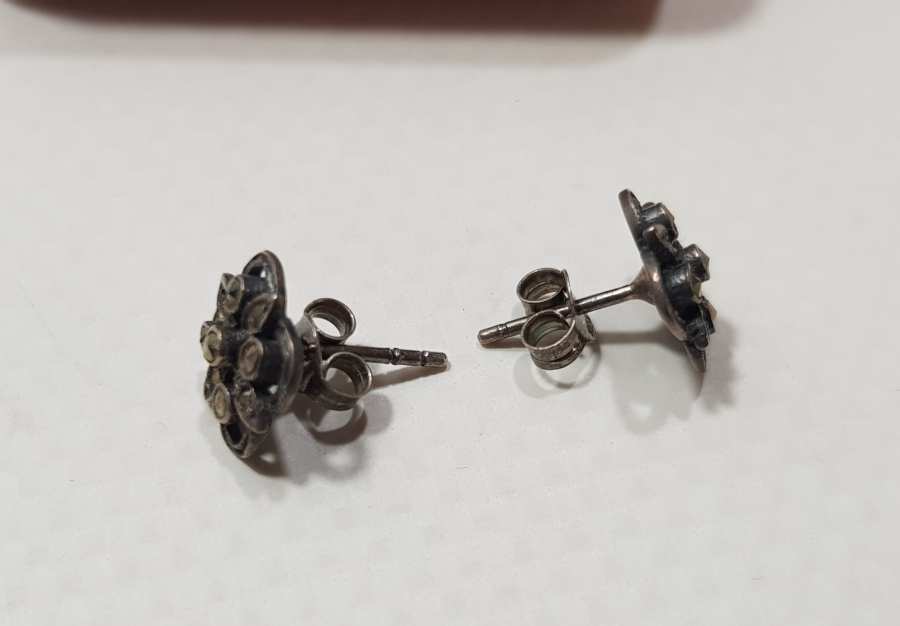 OSMANLI DÖNEMİ ÜZERİ MARKAZİT TAŞLARLA SÜSLÜ HAÇ FORMLU GÜMÜŞ KÜPE