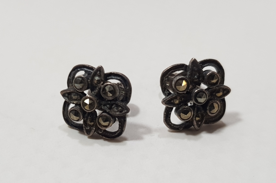 OSMANLI DÖNEMİ ÜZERİ MARKAZİT TAŞLARLA SÜSLÜ HAÇ FORMLU GÜMÜŞ KÜPE