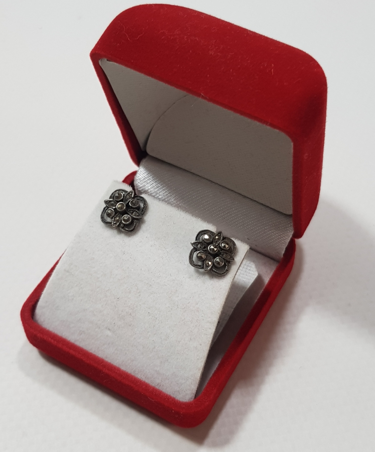 OSMANLI DÖNEMİ ÜZERİ MARKAZİT TAŞLARLA SÜSLÜ HAÇ FORMLU GÜMÜŞ KÜPE