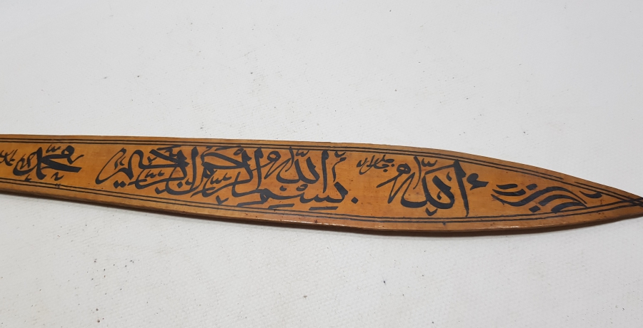 ÜZERİ AYETLERLE DEKORLU KONYA İŞİ EL YAZMA BÜYÜK BOY AHŞAP DUVAR KAŞIĞI