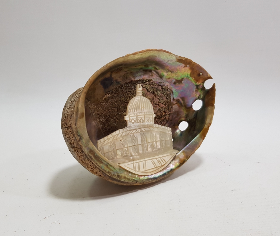 DENİZ KABUĞUNUN İÇİNE YAPILMIŞ SEDEFTEN MAMUL MESCİDİ AKSA GÖRSELLİ MASA ÜSTÜ PANOSU