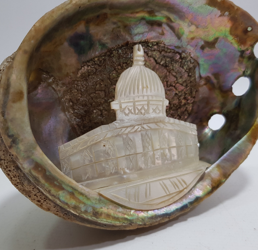 DENİZ KABUĞUNUN İÇİNE YAPILMIŞ SEDEFTEN MAMUL MESCİDİ AKSA GÖRSELLİ MASA ÜSTÜ PANOSU