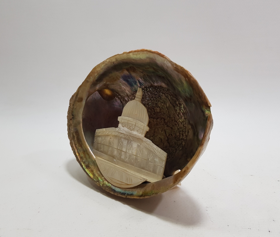 DENİZ KABUĞUNUN İÇİNE YAPILMIŞ SEDEFTEN MAMUL MESCİDİ AKSA GÖRSELLİ MASA ÜSTÜ PANOSU