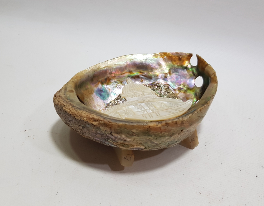 DENİZ KABUĞUNUN İÇİNE YAPILMIŞ SEDEFTEN MAMUL MESCİDİ AKSA GÖRSELLİ MASA ÜSTÜ PANOSU