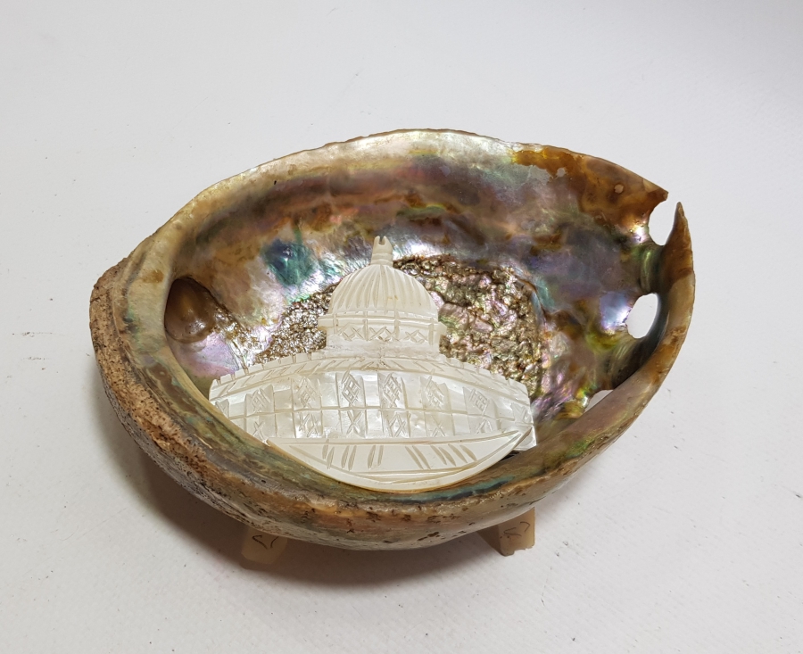 DENİZ KABUĞUNUN İÇİNE YAPILMIŞ SEDEFTEN MAMUL MESCİDİ AKSA GÖRSELLİ MASA ÜSTÜ PANOSU