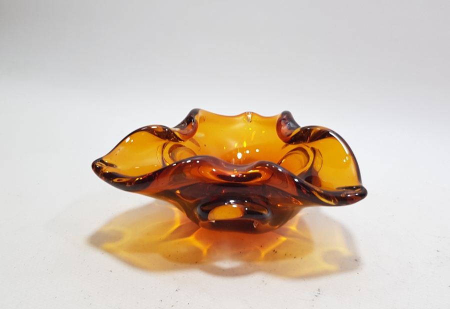 ÇINAR YAPRAĞI FORMUNDA YAPILMIŞ ANTİKA MURANO KÜLLÜK