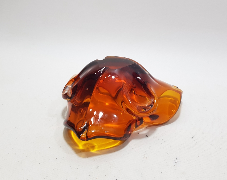 ÇINAR YAPRAĞI FORMUNDA YAPILMIŞ ANTİKA MURANO KÜLLÜK