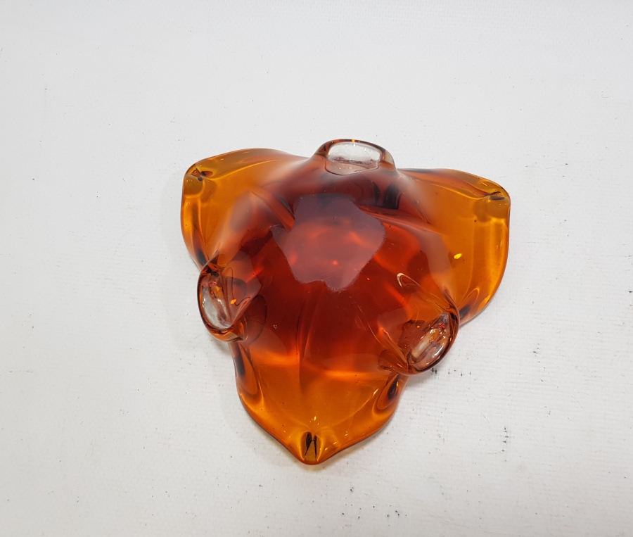 ÇINAR YAPRAĞI FORMUNDA YAPILMIŞ ANTİKA MURANO KÜLLÜK