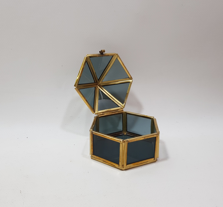 KUBBELİ FORMDA YAPILMIŞ ANTİKA KAPAKLI TEŞHİR KUTUSU