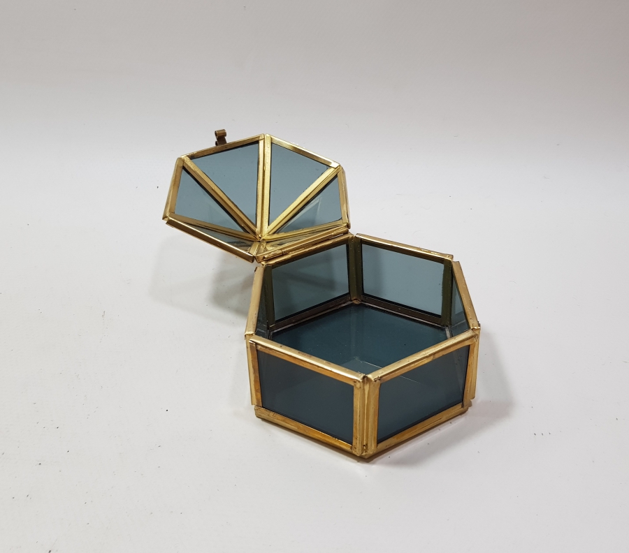 KUBBELİ FORMDA YAPILMIŞ ANTİKA KAPAKLI TEŞHİR KUTUSU