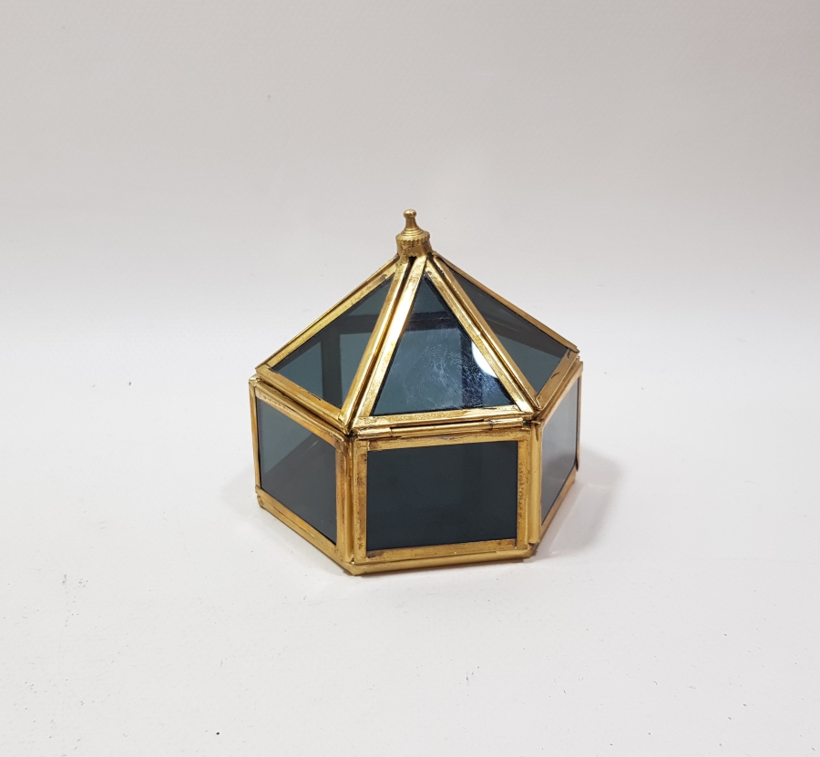 KUBBELİ FORMDA YAPILMIŞ ANTİKA KAPAKLI TEŞHİR KUTUSU