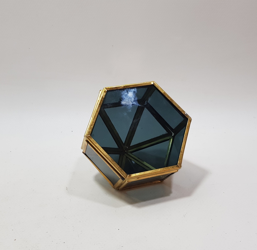 KUBBELİ FORMDA YAPILMIŞ ANTİKA KAPAKLI TEŞHİR KUTUSU