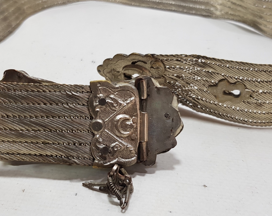 MEŞRUTİYET DÖNEMİ TRABZON İŞİ HASIR ÖRME MEŞRUTİYET SANCAKLI GÜMÜŞ KAPLAMA GELİN KEMERİ