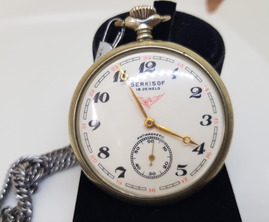 ORİJİNAL KÖSTEĞİYLE SERKİSOF MARKA ARKASI TRENLİ KURMALI ANTİKA CEP SAATİ