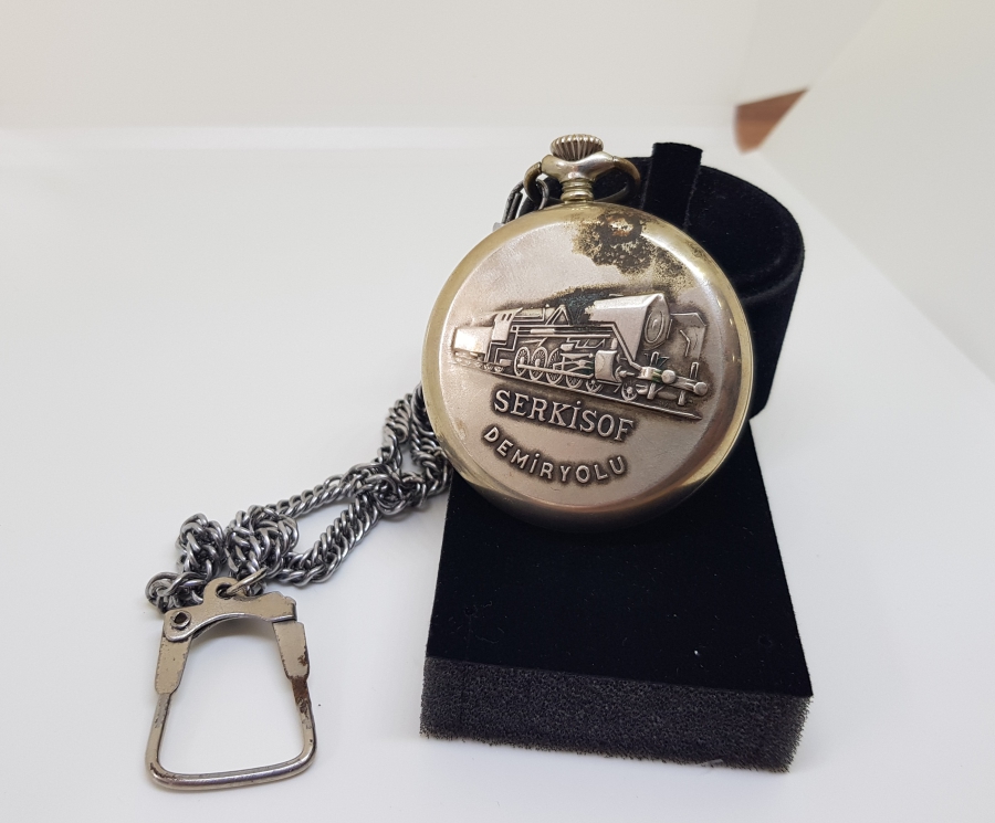 ORİJİNAL KÖSTEĞİYLE SERKİSOF MARKA ARKASI TRENLİ KURMALI ANTİKA CEP SAATİ