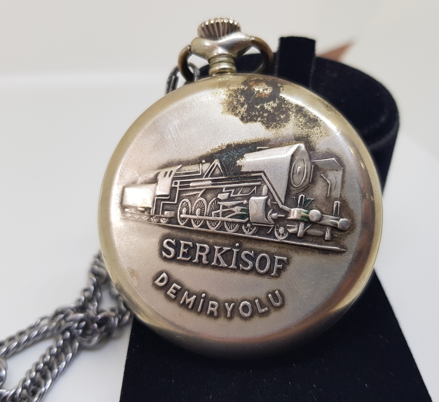 ORİJİNAL KÖSTEĞİYLE SERKİSOF MARKA ARKASI TRENLİ KURMALI ANTİKA CEP SAATİ