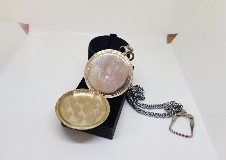 ORİJİNAL KÖSTEĞİYLE SERKİSOF MARKA ARKASI TRENLİ KURMALI ANTİKA CEP SAATİ