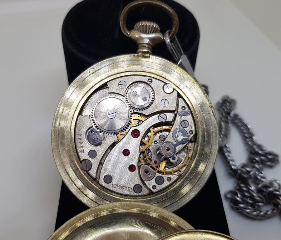 ORİJİNAL KÖSTEĞİYLE SERKİSOF MARKA ARKASI TRENLİ KURMALI ANTİKA CEP SAATİ