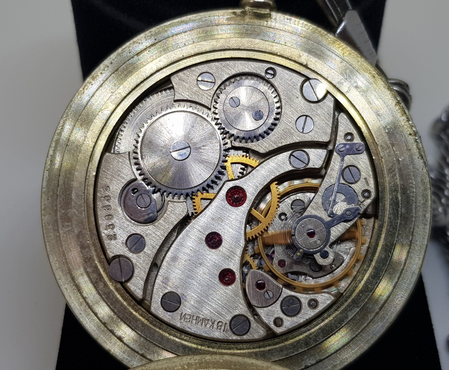 ORİJİNAL KÖSTEĞİYLE SERKİSOF MARKA ARKASI TRENLİ KURMALI ANTİKA CEP SAATİ