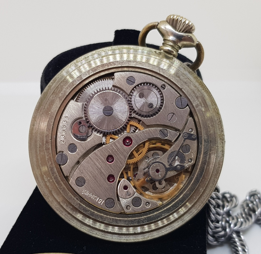 ORİJİNAL KÖSTEĞİYLE SERKİSOF MARKA ARKASI TRENLİ KURMALI ANTİKA CEP SAATİ