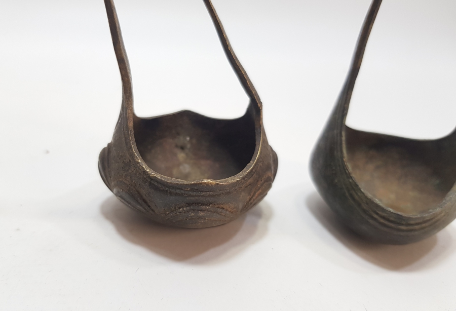 ÜZERLERİ KALEM VE KABARTMA İŞÇİLİKLİ 2 ADET OSMANLI DÖNEMİ PİŞTOV DİPÇİK ÇANAĞI