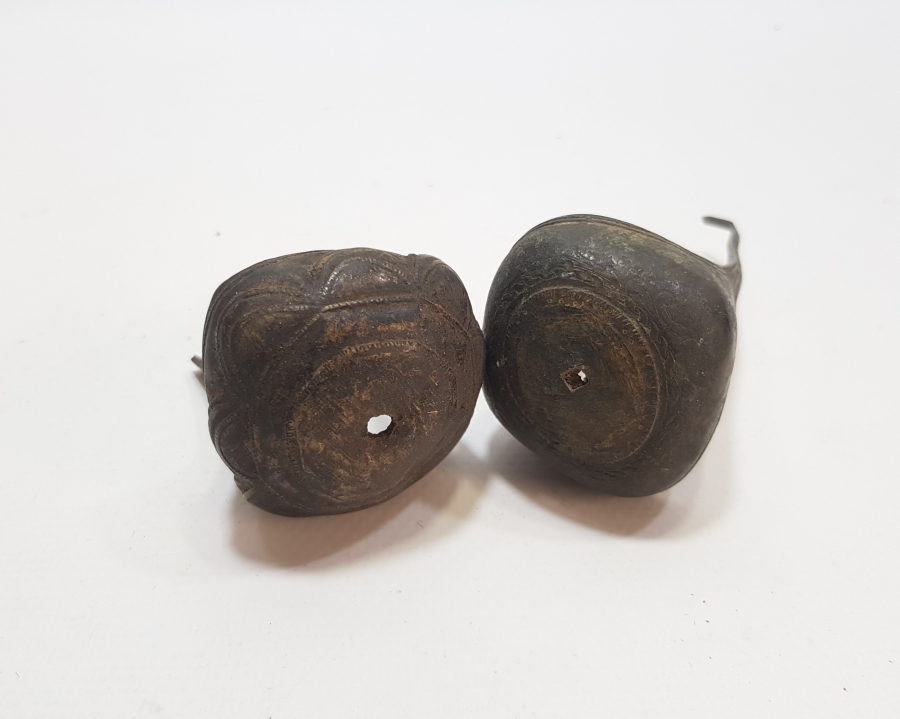 ÜZERLERİ KALEM VE KABARTMA İŞÇİLİKLİ 2 ADET OSMANLI DÖNEMİ PİŞTOV DİPÇİK ÇANAĞI