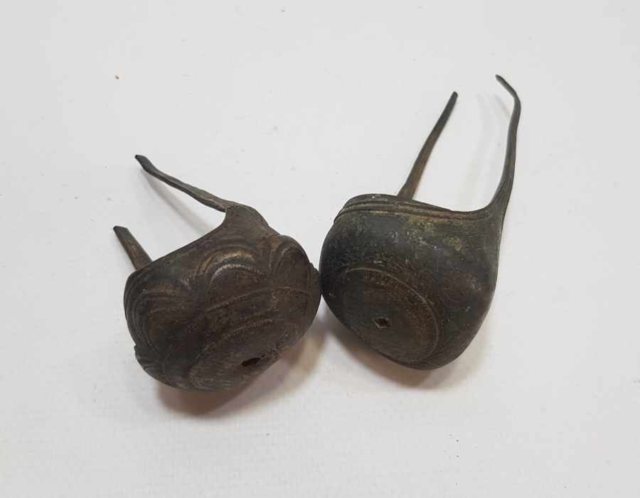 ÜZERLERİ KALEM VE KABARTMA İŞÇİLİKLİ 2 ADET OSMANLI DÖNEMİ PİŞTOV DİPÇİK ÇANAĞI