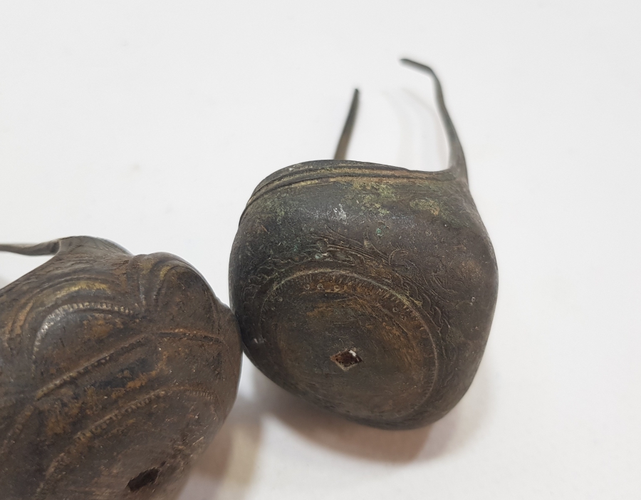 ÜZERLERİ KALEM VE KABARTMA İŞÇİLİKLİ 2 ADET OSMANLI DÖNEMİ PİŞTOV DİPÇİK ÇANAĞI