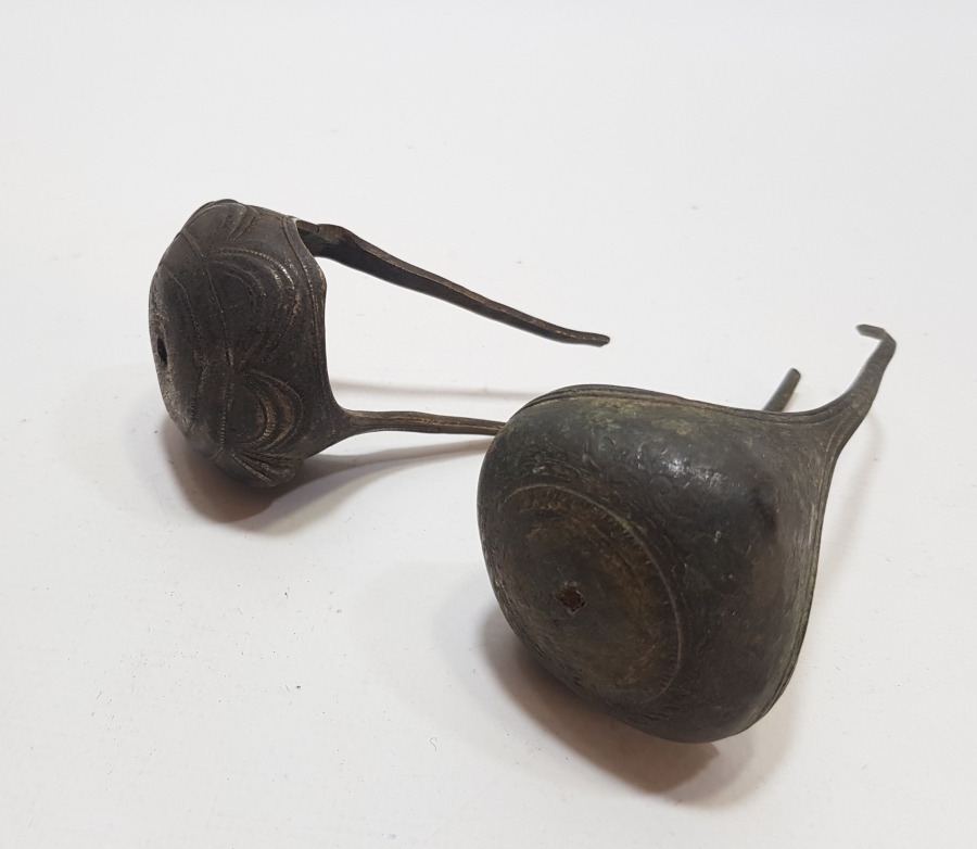 ÜZERLERİ KALEM VE KABARTMA İŞÇİLİKLİ 2 ADET OSMANLI DÖNEMİ PİŞTOV DİPÇİK ÇANAĞI