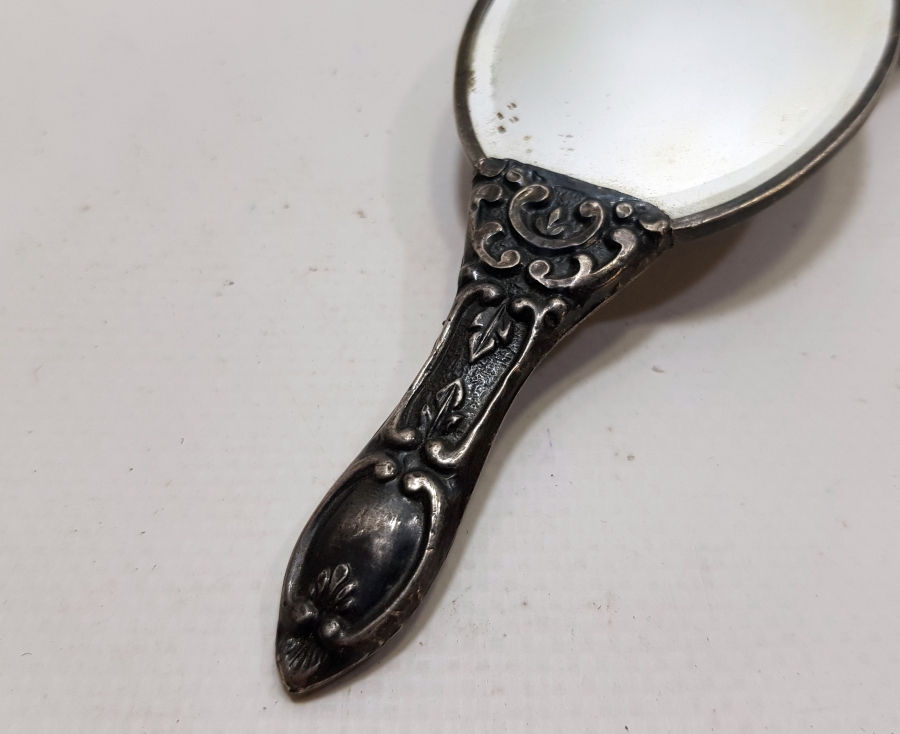 ÜZERİ KABARTMA İŞÇİLİKLİ ANTİKA GÜMÜŞ EL AYNASI