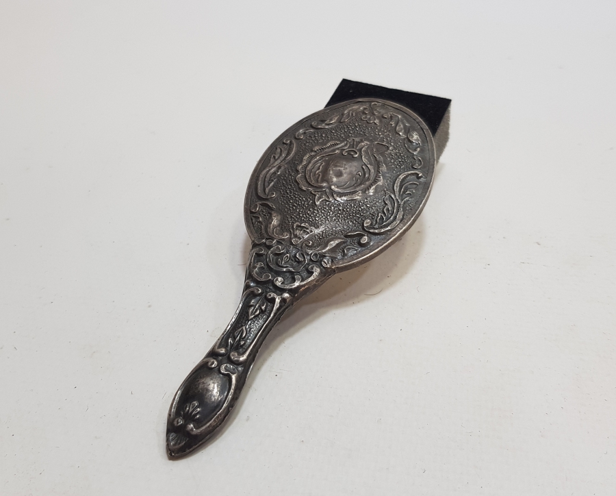 ÜZERİ KABARTMA İŞÇİLİKLİ ANTİKA GÜMÜŞ EL AYNASI