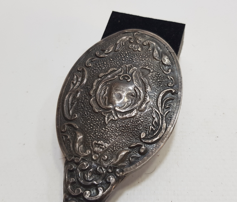 ÜZERİ KABARTMA İŞÇİLİKLİ ANTİKA GÜMÜŞ EL AYNASI