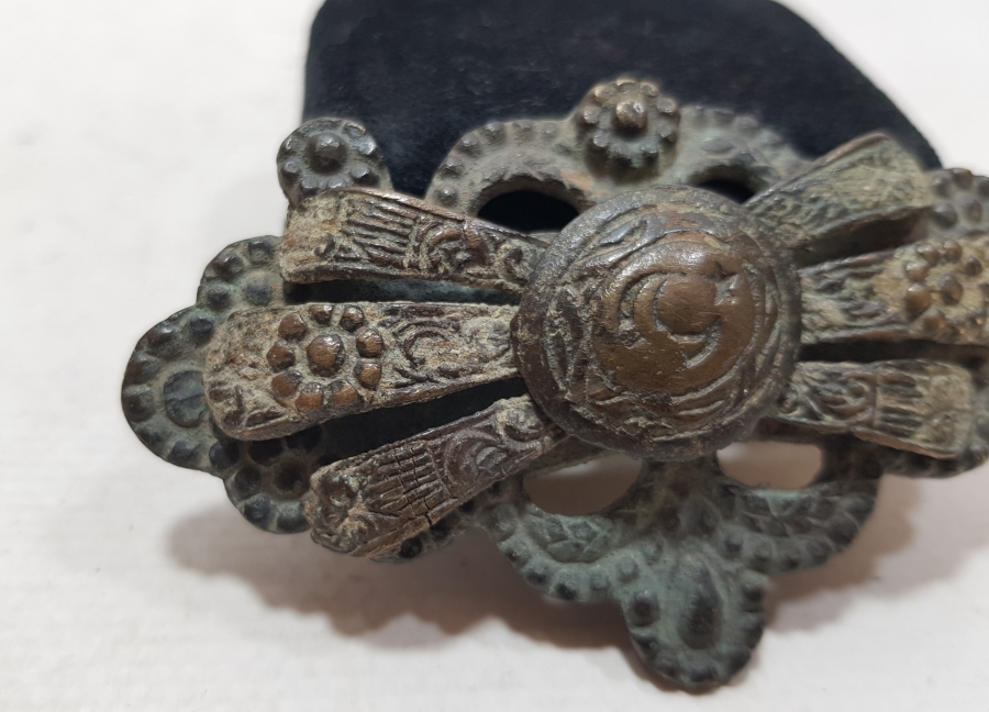 ÜZERİ AY YILDIZLI OSMANLI DÖNEMİ BRONZ GELİN KEMERİ TOKASI
