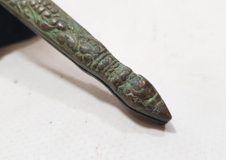 ÜZERİ KABARTMA İŞÇİLİKLİ OSMANLI DÖNEMİ BRONZ KAMA KINI