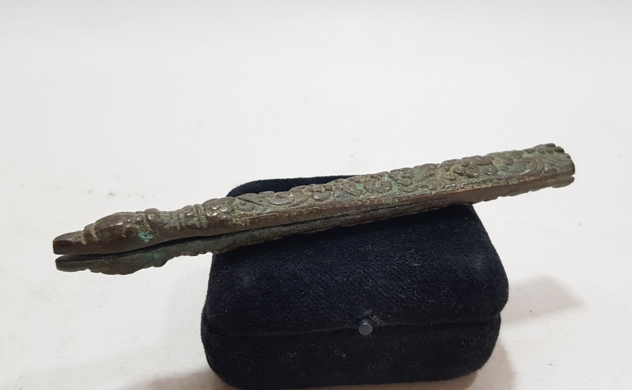 ÜZERİ KABARTMA İŞÇİLİKLİ OSMANLI DÖNEMİ BRONZ KAMA KINI